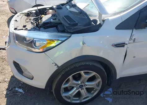 2017 Ford Escape Titanium z USA, uszkodzony, nr VIN 1FMCU0JD9HUB42544